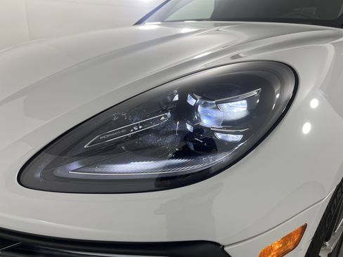 Used 2022 Porsche Macan w/ Premium Package Plus image 26