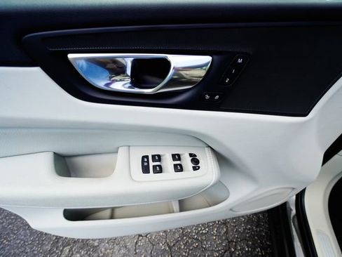 Used 2022 Volvo XC60 B5 Momentum w/ Advanced Package image 12