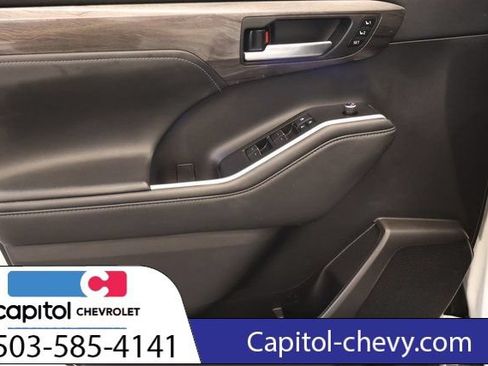 Used 2021 Toyota Highlander Platinum AWD/4WD image 11