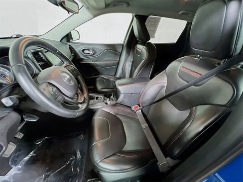 Used 2019 Jeep Cherokee Trailhawk image 19