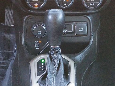 Used 2017 Jeep Renegade Limited image 13