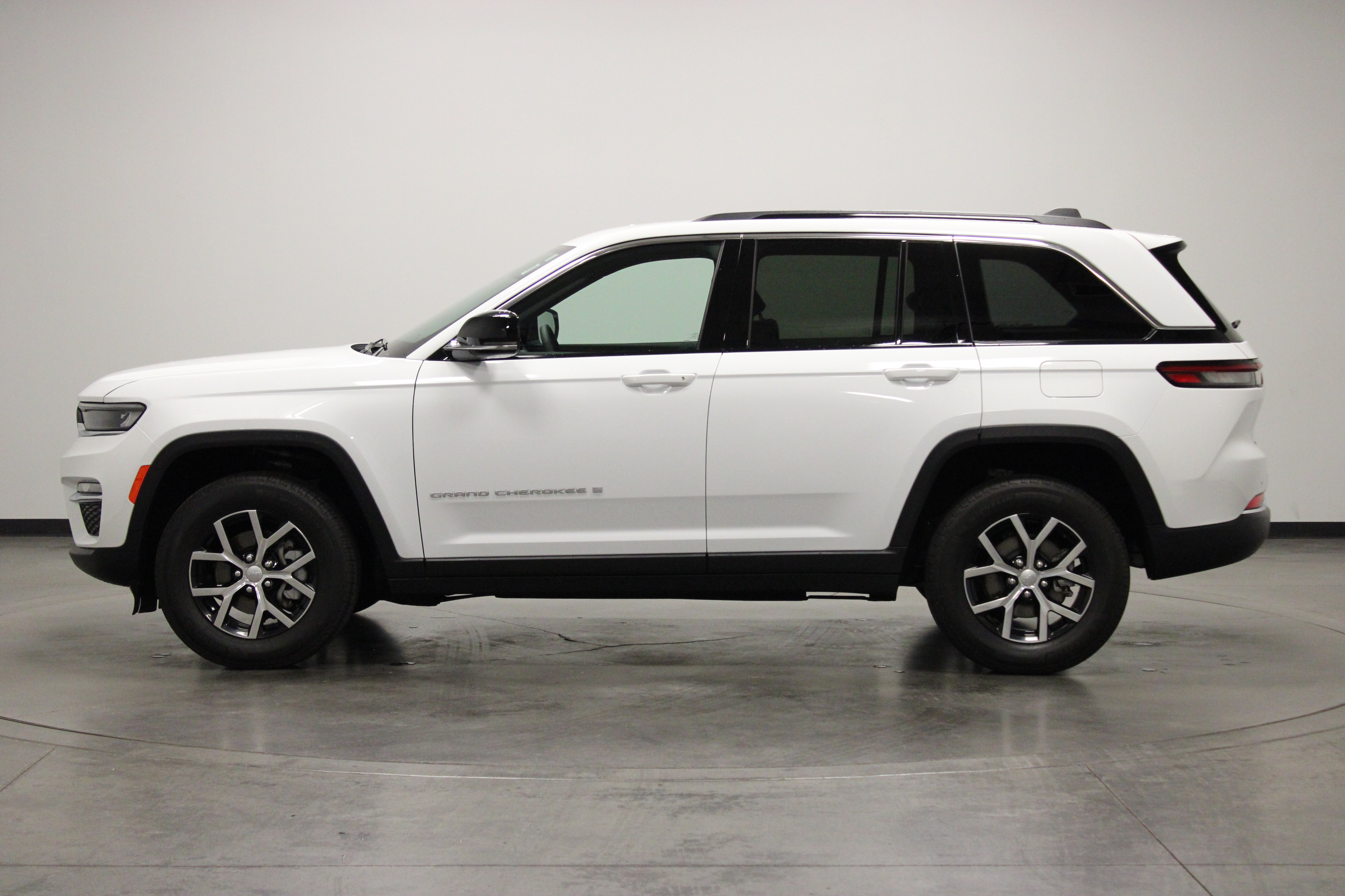 Used 2025 Jeep Grand Cherokee Limited AWD/4WD image 5