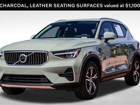 Used 2025 Volvo XC40 B5 Core image 3