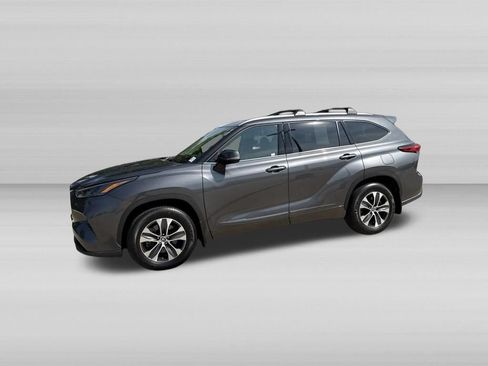 Used 2022 Toyota Highlander XLE AWD/4WD image 10