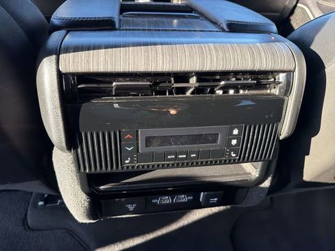 Used 2023 Jeep Wagoneer Series III w/ Preferred Equipment Group AWD/4WD image 23