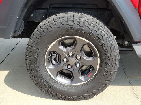 Used 2024 Jeep Gladiator Sport AWD/4WD image 9