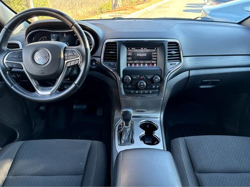 Used 2021 Jeep Grand Cherokee Laredo image 4