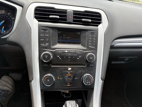 Used 2015 Ford Fusion SE FWD image 15