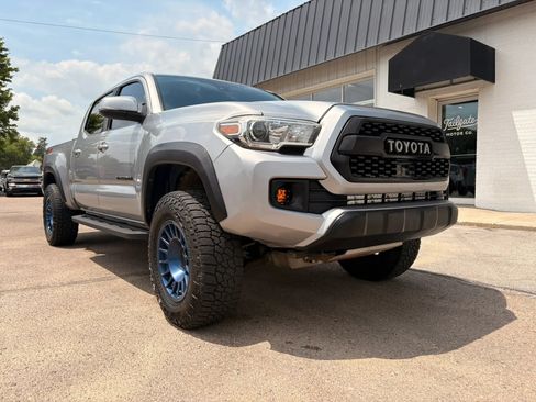 Used 2019 Toyota Tacoma TRD Off-Road w/ Technology Package AWD/4WD image 2