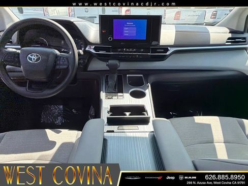 Used 2025 Toyota Sienna LE FWD image 33