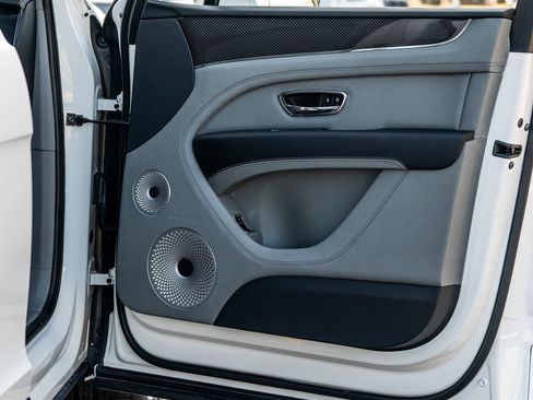 Used 2025 Bentley Bentayga V8 image 30