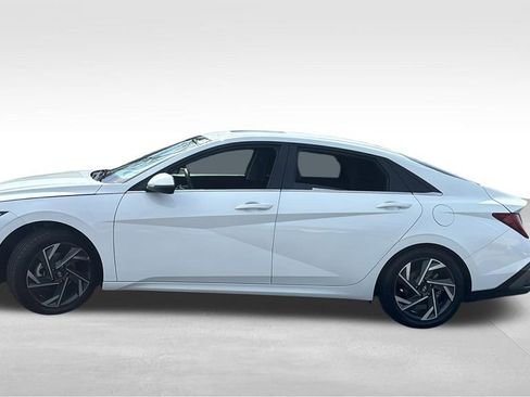 Used 2025 Hyundai Elantra Limited image 4
