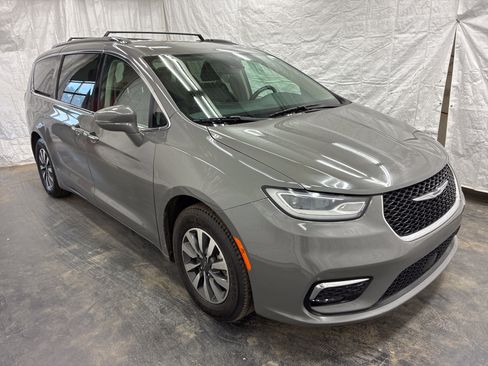Used 2021 Chrysler Pacifica Touring-L FWD image 3