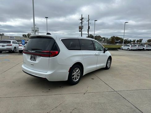 Used 2024 Chrysler Pacifica Touring-L image 5