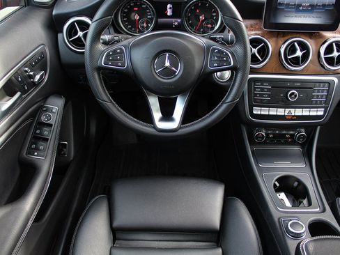 Used 2018 Mercedes-Benz GLA 250 4MATIC image 2