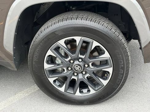 Used 2025 Toyota Tundra Limited AWD/4WD image 11