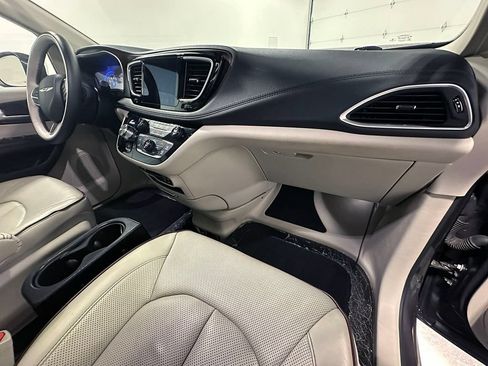 Used 2017 Chrysler Pacifica Limited FWD image 25