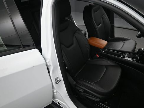 Used 2025 Jeep Compass Limited image 19