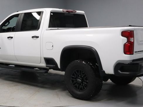 Used 2024 Chevrolet Silverado 2500 ZR2 w/ Technology Package image 10