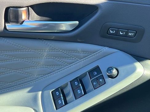 Used 2020 Toyota Avalon Limited image 19