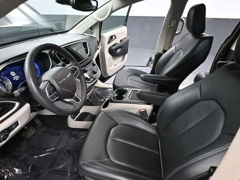 Used 2024 Chrysler Pacifica Touring-L FWD image 21