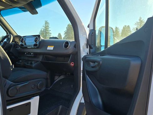 Used 2025 Mercedes-Benz Sprinter 2500 image 10