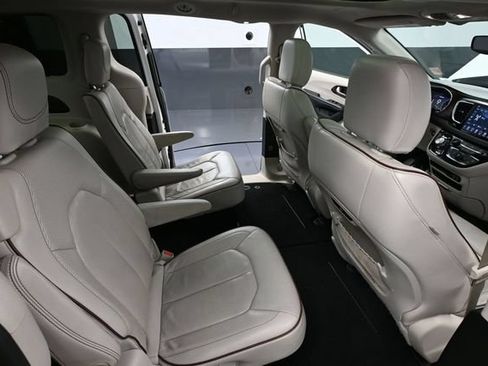 Used 2020 Chrysler Pacifica Limited FWD image 47