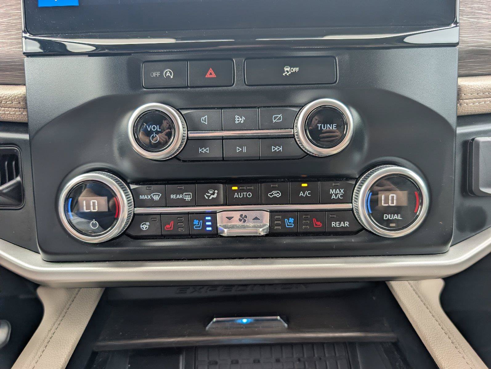 Used 2024 Ford Expedition Max Limited AWD/4WD image 19