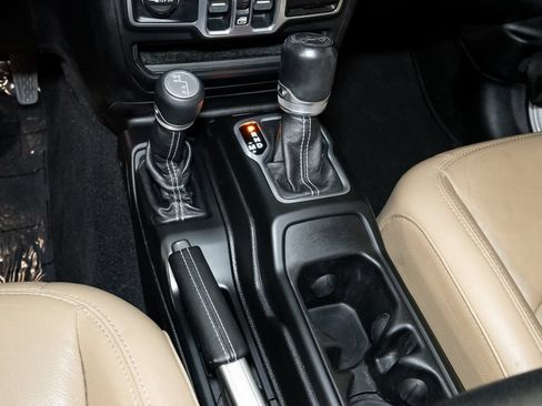 Used 2018 Jeep Wrangler Unlimited Sahara AWD/4WD image 20