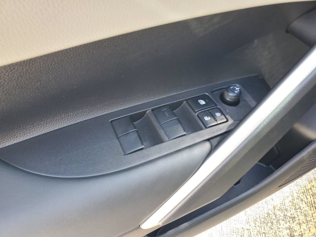 Used 2026 Toyota Corolla Cross LE FWD image 18