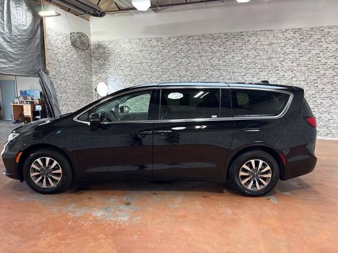 Used 2024 Chrysler Pacifica Limited FWD image 4