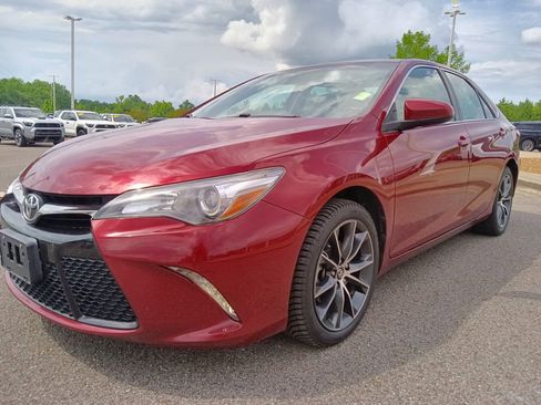 Used 2017 Toyota Camry XSE w/ Moonroof Package FWD image 6