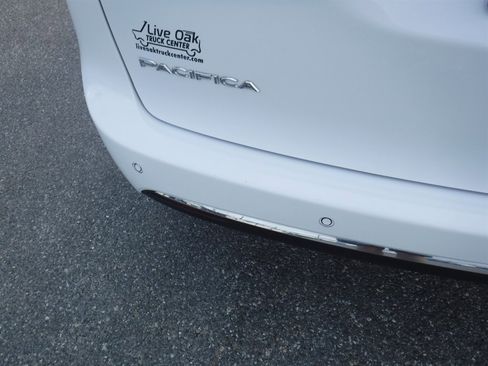 Used 2023 Chrysler Pacifica Touring-L image 6