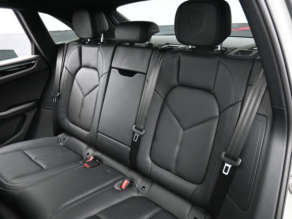 Certified 2026 Porsche Macan AWD/4WD image 24
