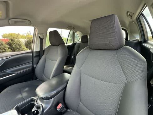 Used 2020 Toyota RAV4 LE FWD image 14
