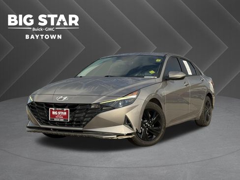 Used 2022 Hyundai Elantra SEL image 1