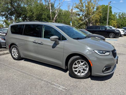 Used 2022 Chrysler Pacifica Touring-L image 6