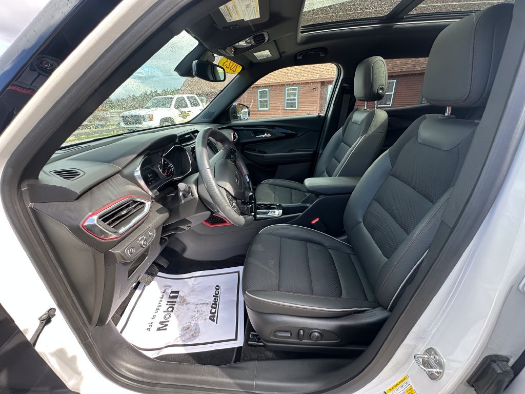 Used 2023 Chevrolet TrailBlazer RS w/ Sun and Liftgate Package FWD image 9
