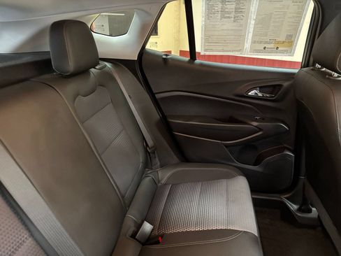 Used 2025 Chevrolet Trax LT FWD image 36