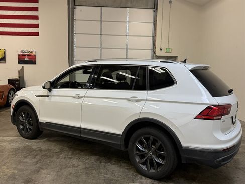 Used 2022 Volkswagen Tiguan SE w/ Panoramic Sunroof Package FWD image 5