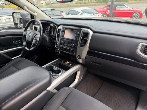 Used 2017 Nissan Titan SV image 18