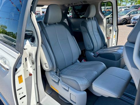 Used 2013 Toyota Sienna Limited w/ Premium Pkg FWD image 29