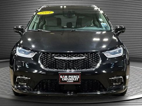 Used 2021 Chrysler Pacifica Touring-L FWD image 2