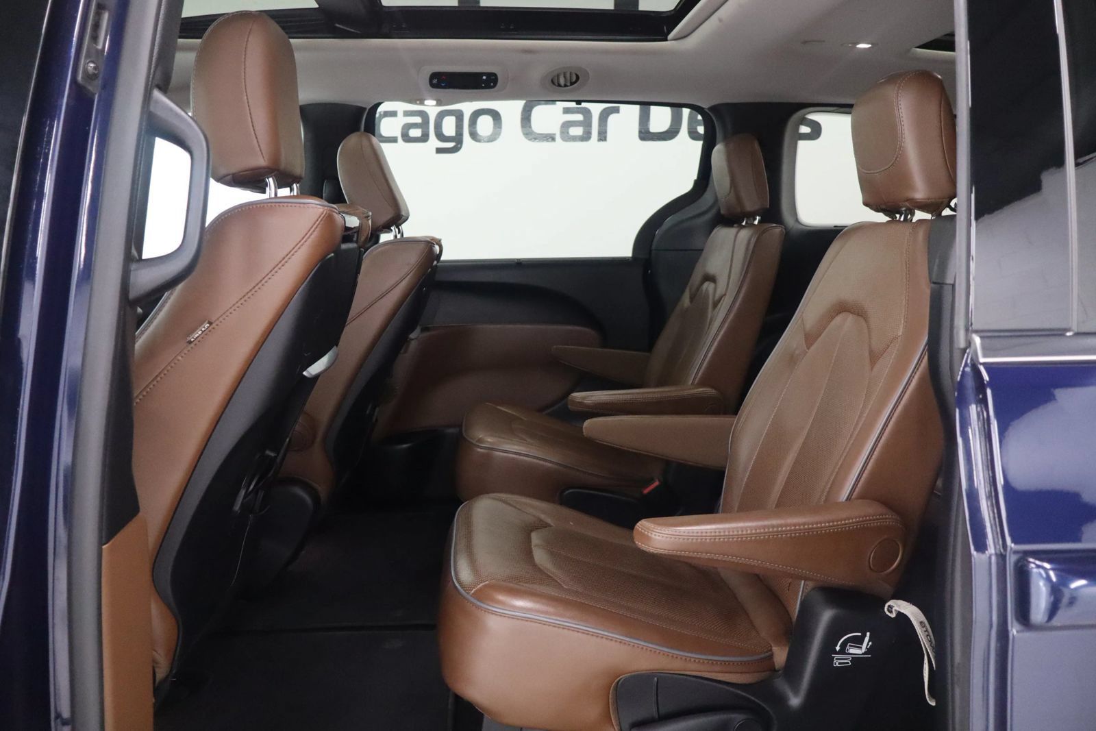 Used 2019 Chrysler Pacifica Limited w/ Tire & Wheel Group FWD image 17