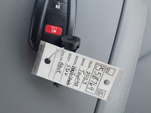 Used 2023 Toyota Highlander L FWD image 33