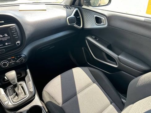 Used 2025 Kia Soul LX w/ LX Technology Package FWD image 20