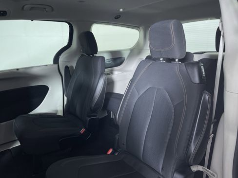 Used 2019 Chrysler Pacifica Touring Plus image 21