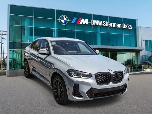 Used 2023 BMW X4 xDrive30i w/ M Sport Package AWD/4WD image 3