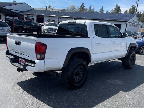 Used 2019 Toyota Tacoma TRD Off-Road AWD/4WD image 5