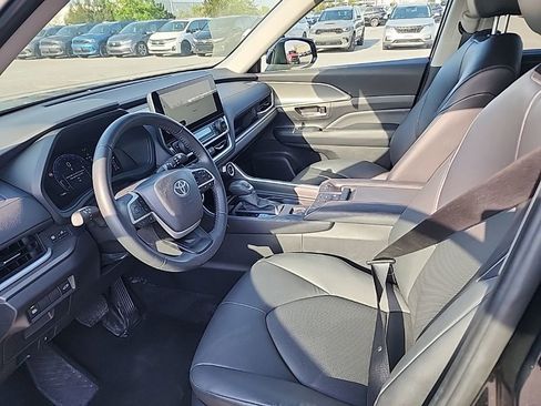 Used 2025 Toyota Grand Highlander AWD image 13